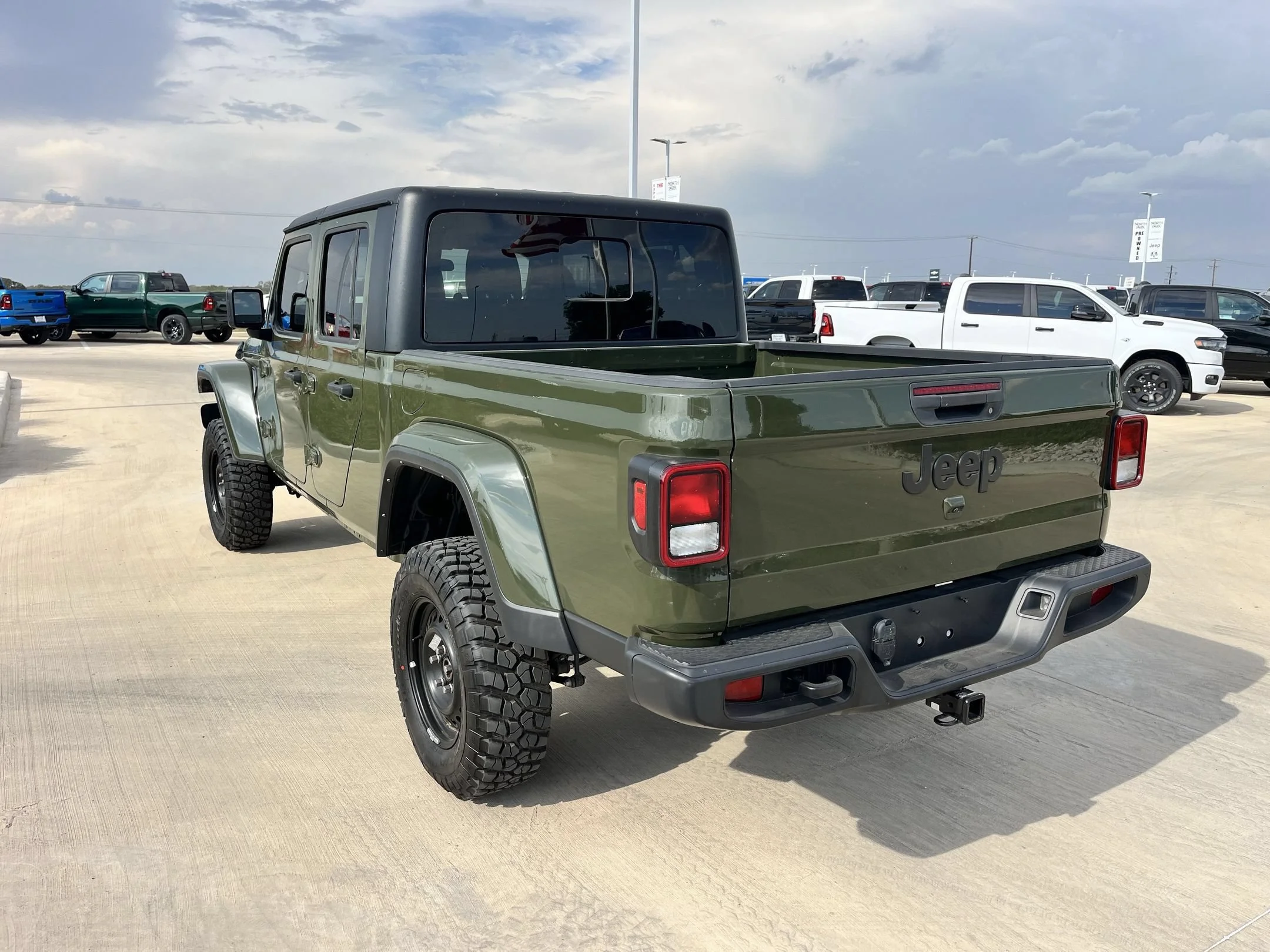 Used 2024 Green Jeep Sport S image 3