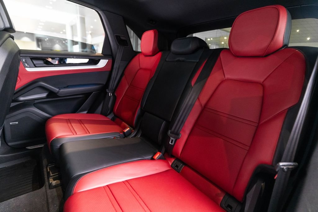 Used 2025  Porsche Base image 34