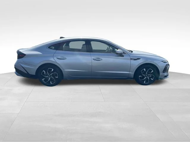Used 2025 Silver Hyundai SEL image 7