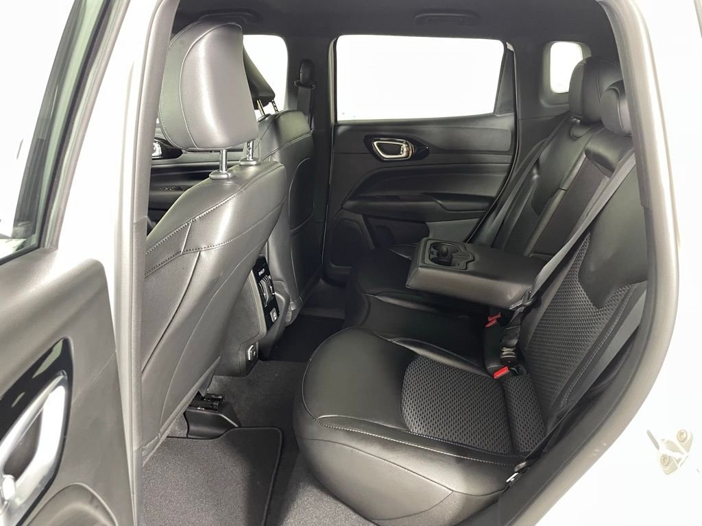 New 2026 Bright White Clearcoat Jeep Latitude image 35