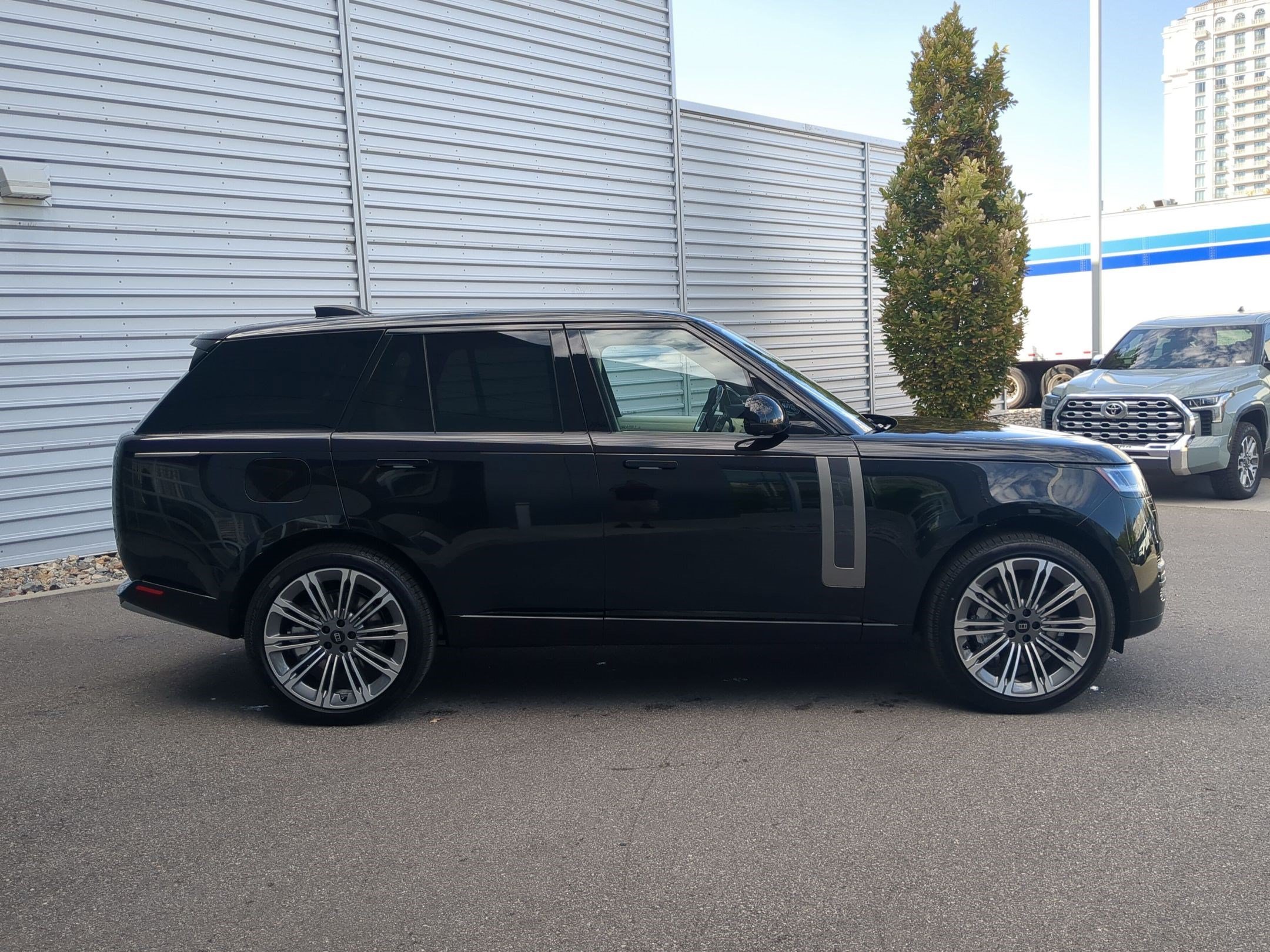 New 2027 Santorini Black Land Rover P530 SE image 4