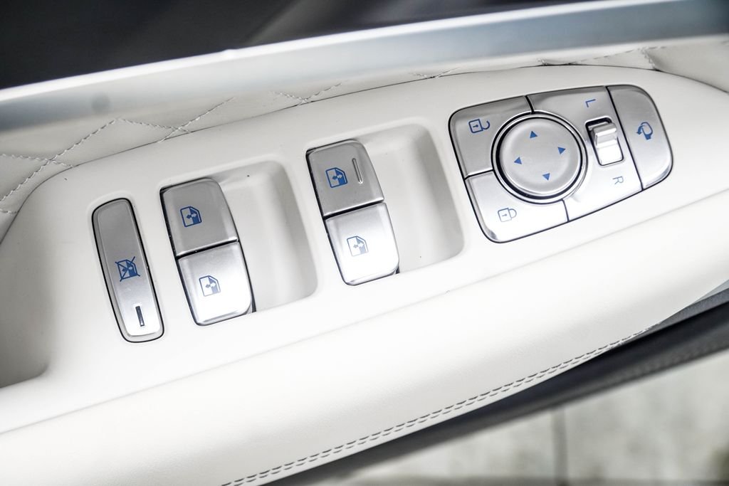 Used 2025 White Genesis 3.3T Sport Advanced image 45