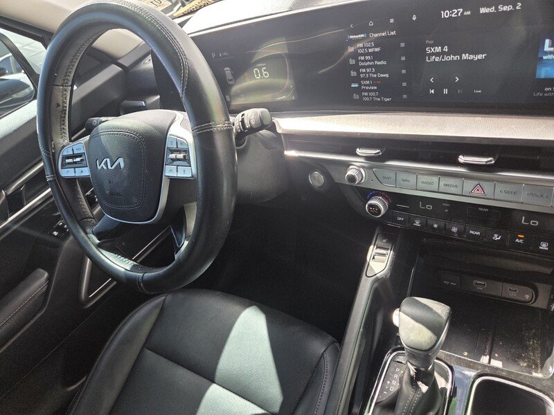 Used 2023 White Kia S image 34