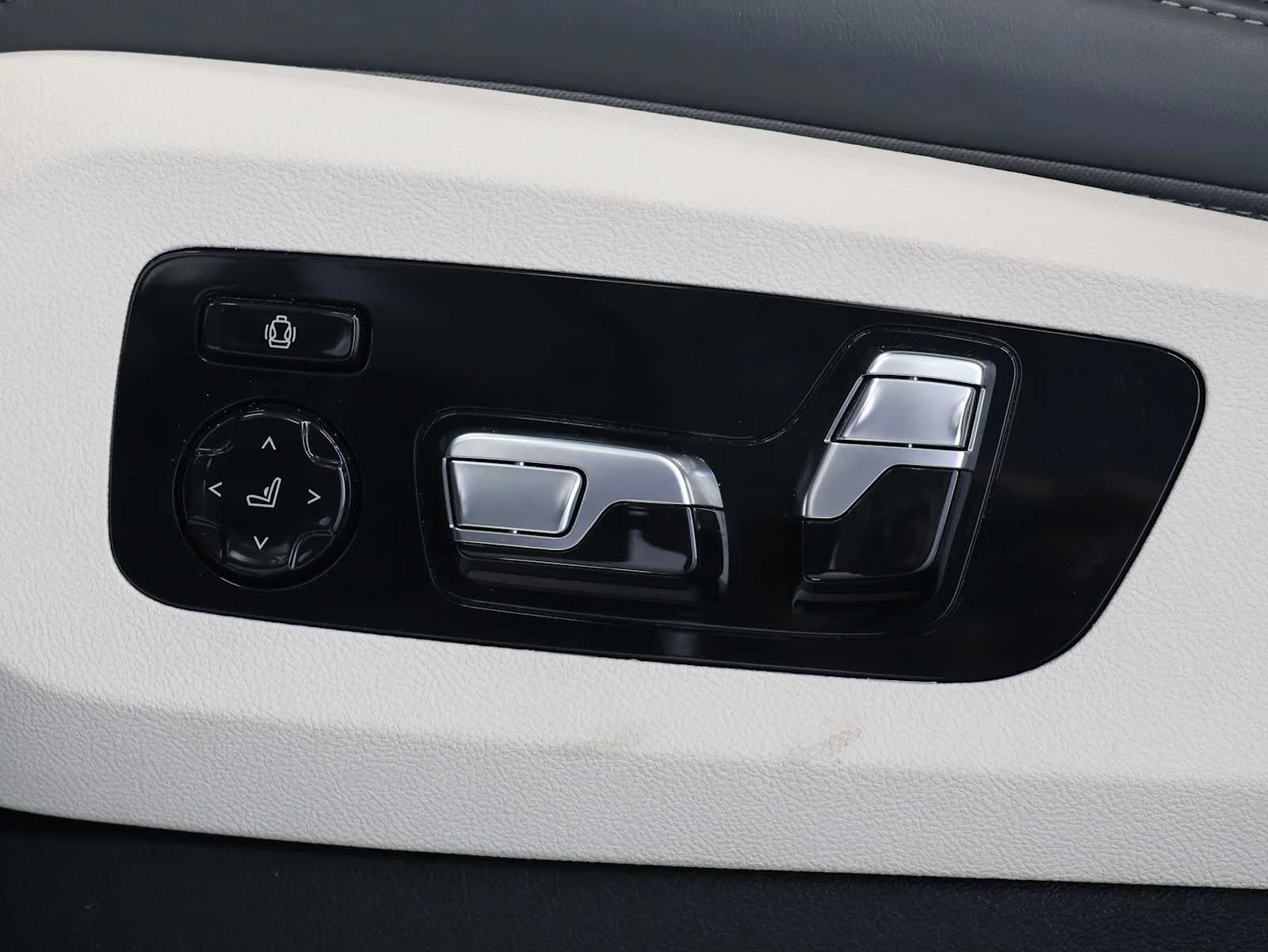 Certified Used 2025 Skyscraper Grey Metallic BMW M60i image 13