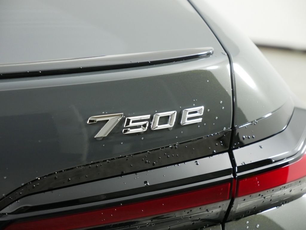2025 BMW 7 Series 750e - Photo 11