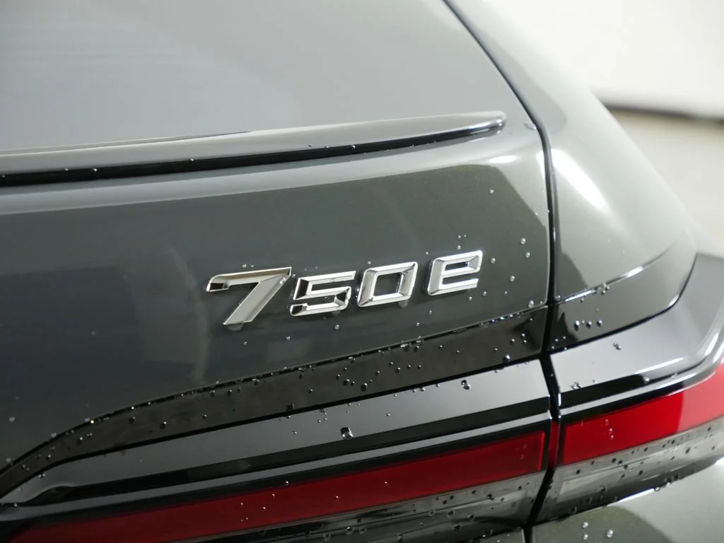 2025 BMW 7 Series 750e - Photo 11