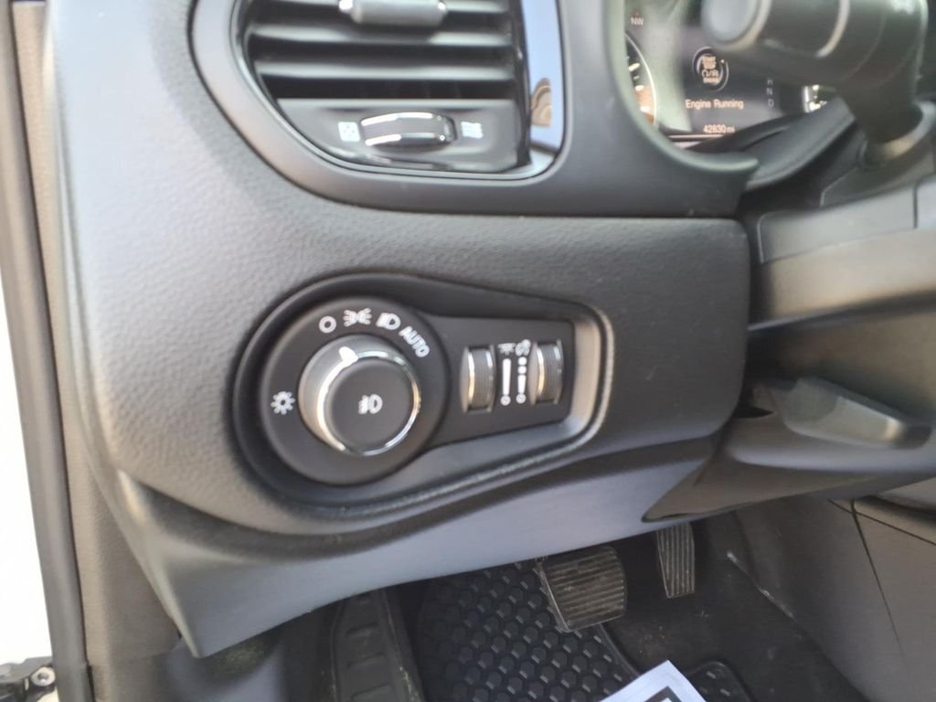 Used 2022 Alpine White Clearcoat Jeep Altitude image 15