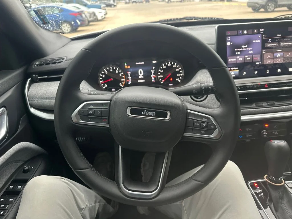Used 2023 White Jeep Latitude image 9
