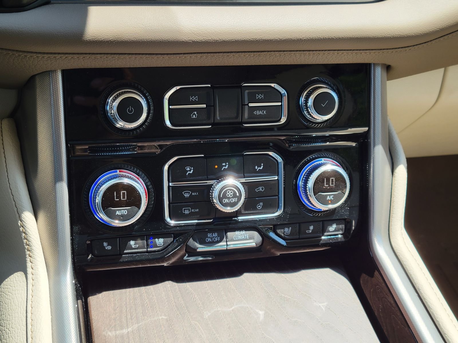 Used 2024 White GMC Denali image 22