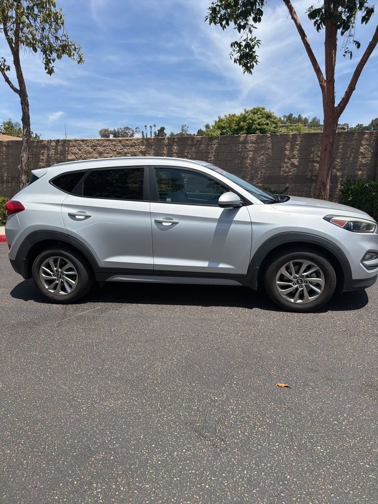 Used 2017 Black Hyundai SE image 3