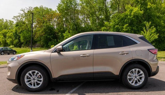 Used 2021 Gold Ford SE image 9