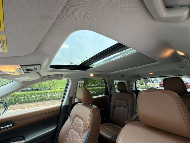 Used 2023 White Nissan Platinum image 22