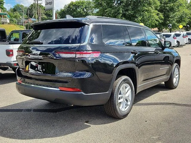 New 2026 Diamond Black Crystal Pearl-Coat Exterior Paint Jeep Laredo X image 4