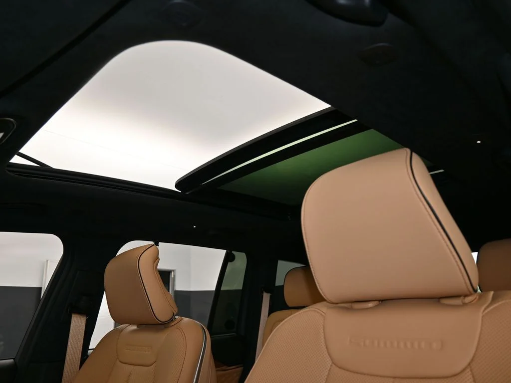 New 2025 Bright White Clear-Coat Exterior Paint Jeep Summit Reserve image 10