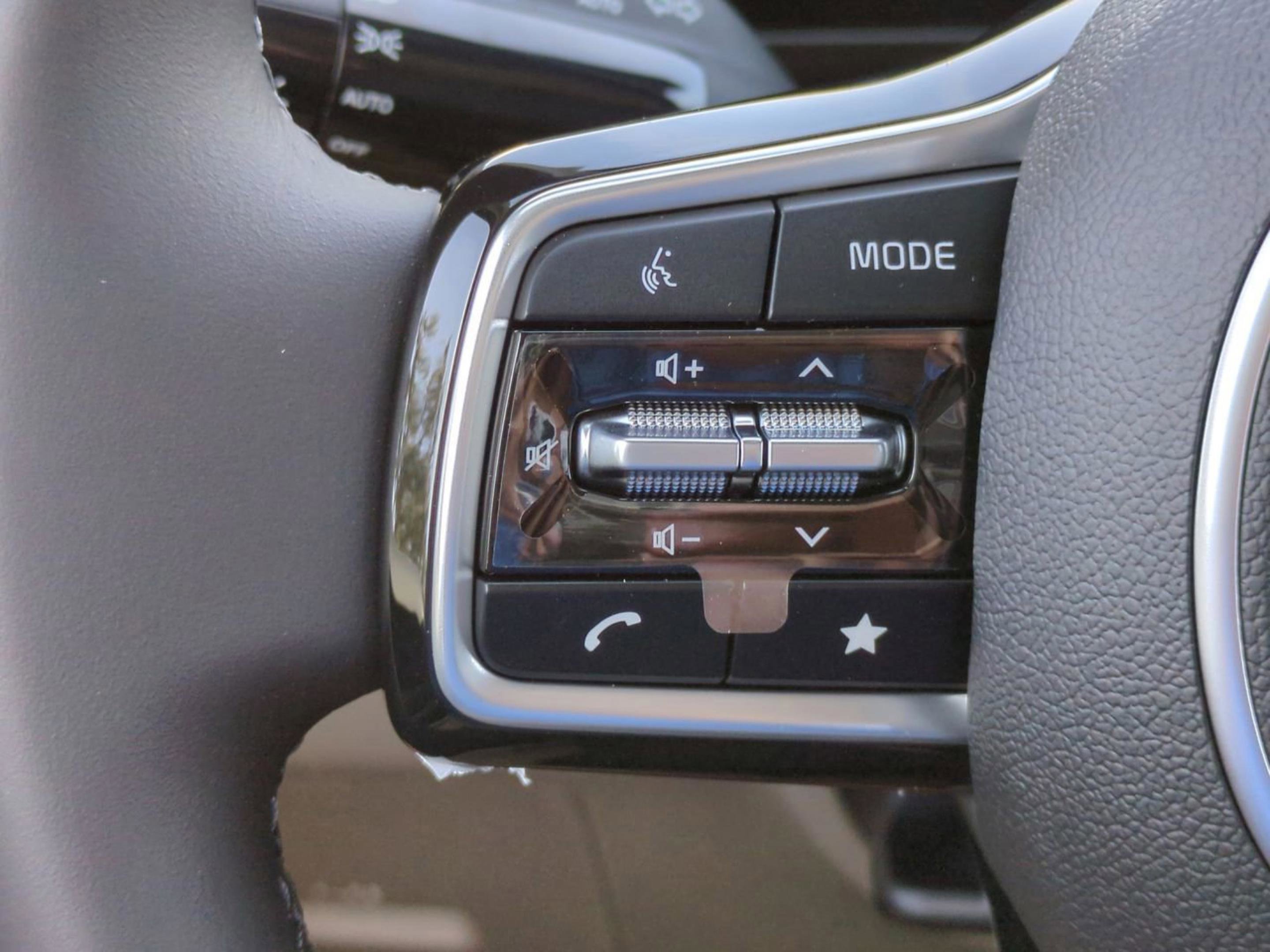 New 2026 Snow White Pearl Kia LXS image 40