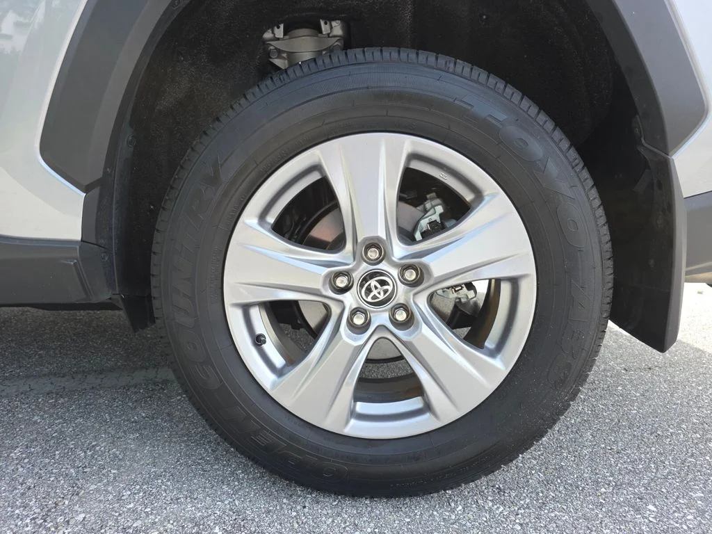 Used 2025 Silver Toyota XLE image 20