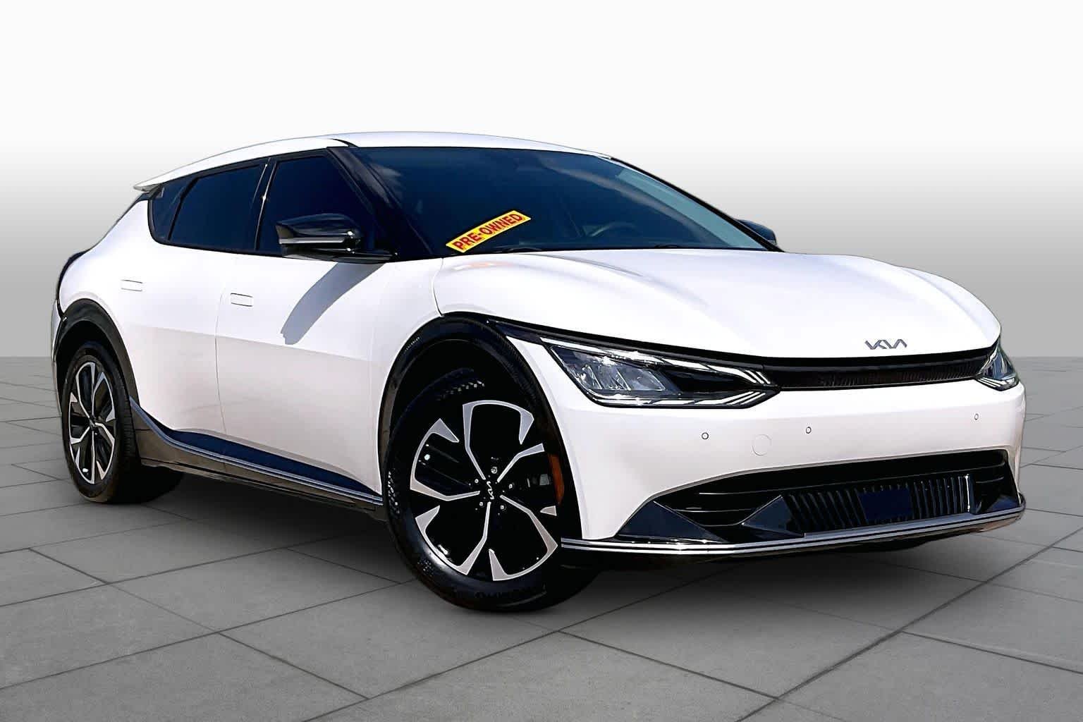Used 2022 Snow White Pearl Kia Wind image 2