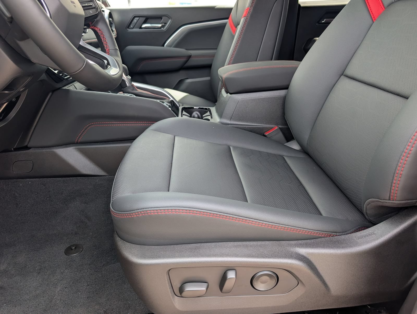 2026 Chevrolet Colorado Z71 - Photo 8