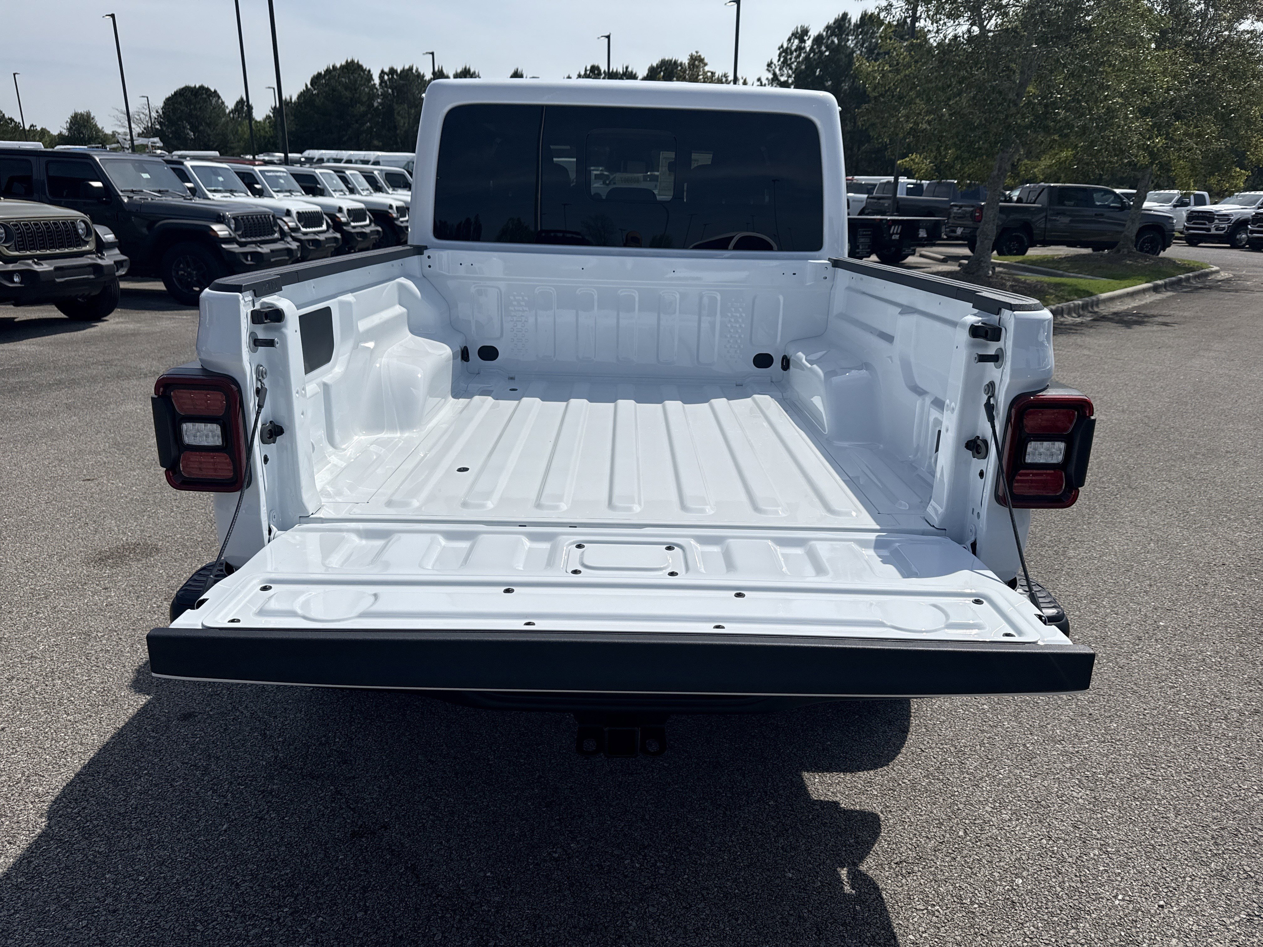 New 2026 Bright White Clear-Coat Exterior Paint Jeep Mojave X image 19