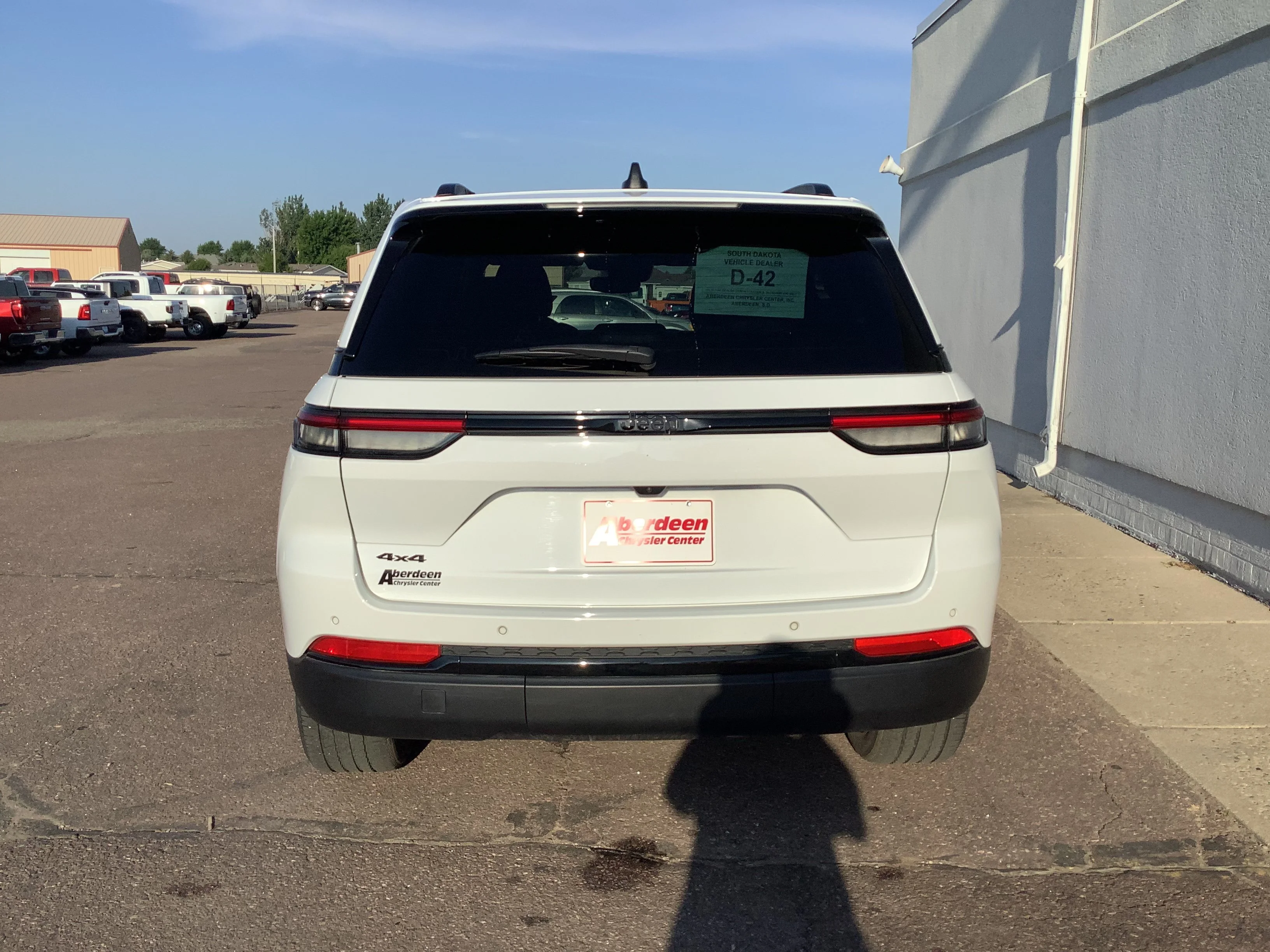 Used 2022 White Jeep Altitude image 6