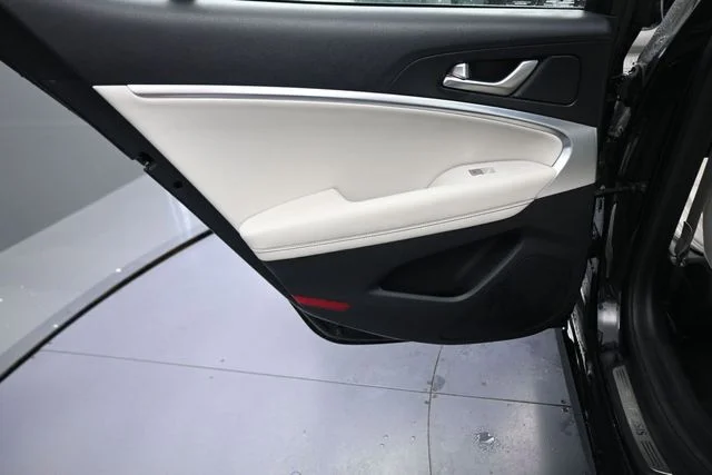 Used 2025 Black Genesis 2.5T image 18