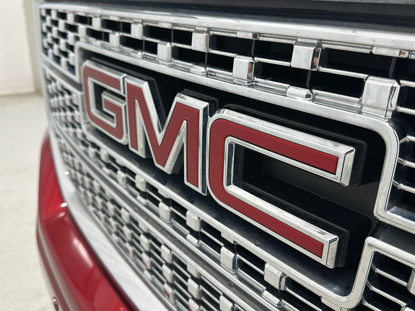 Used 2018 RED QUARTZ TINTCOAT GMC Denali image 29