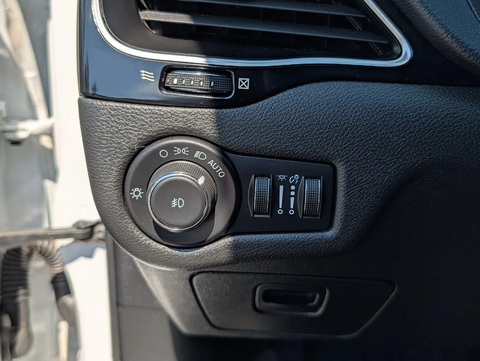 Used 2021 Bright White Clearcoat Jeep Altitude image 25