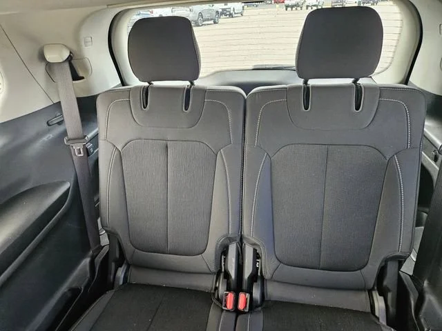Used 2023  Jeep Laredo image 26
