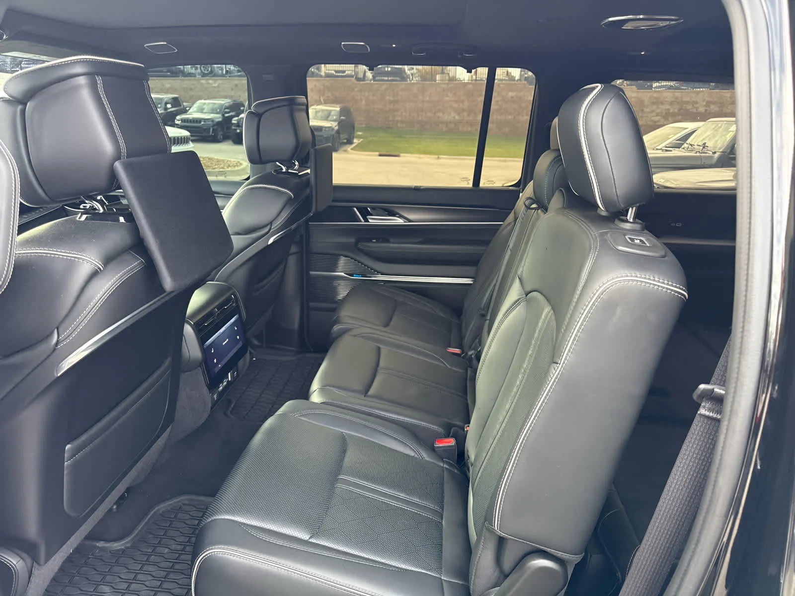 Used 2024 Diamond Black Crystal Pearlcoat Jeep Series II Obsidian image 8