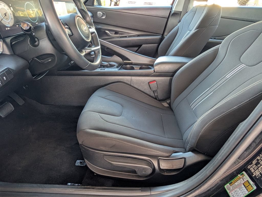 Used 2025 Black Hyundai SEL Convenience image 15