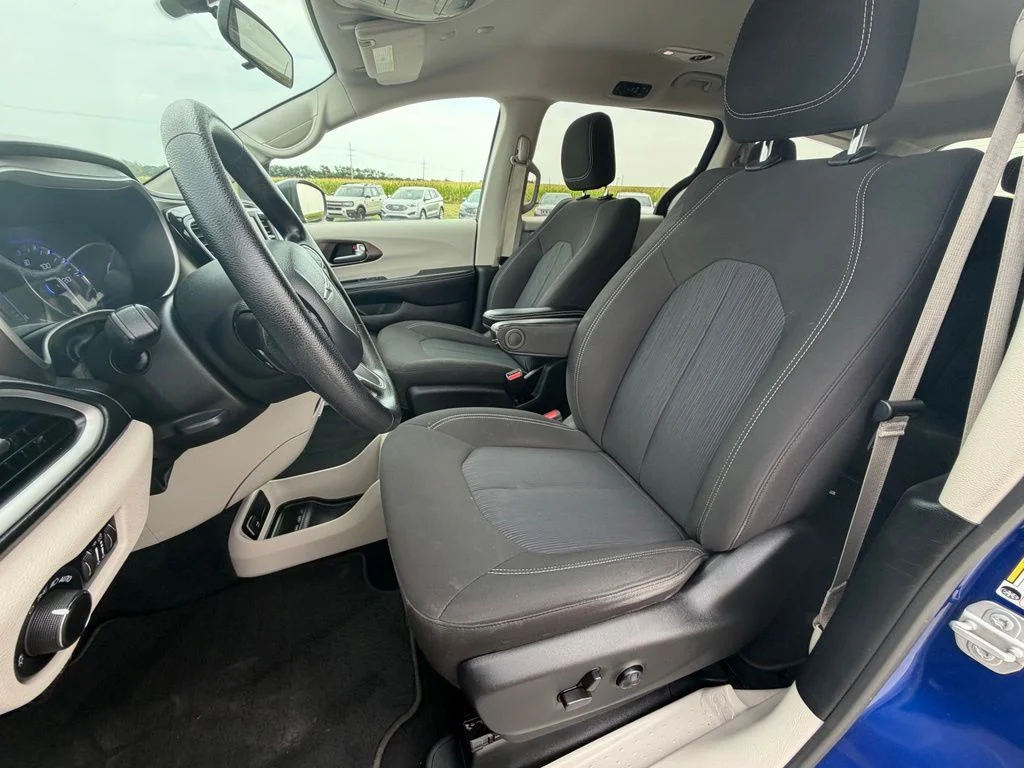 Used 2021 Blue Chrysler LX image 11