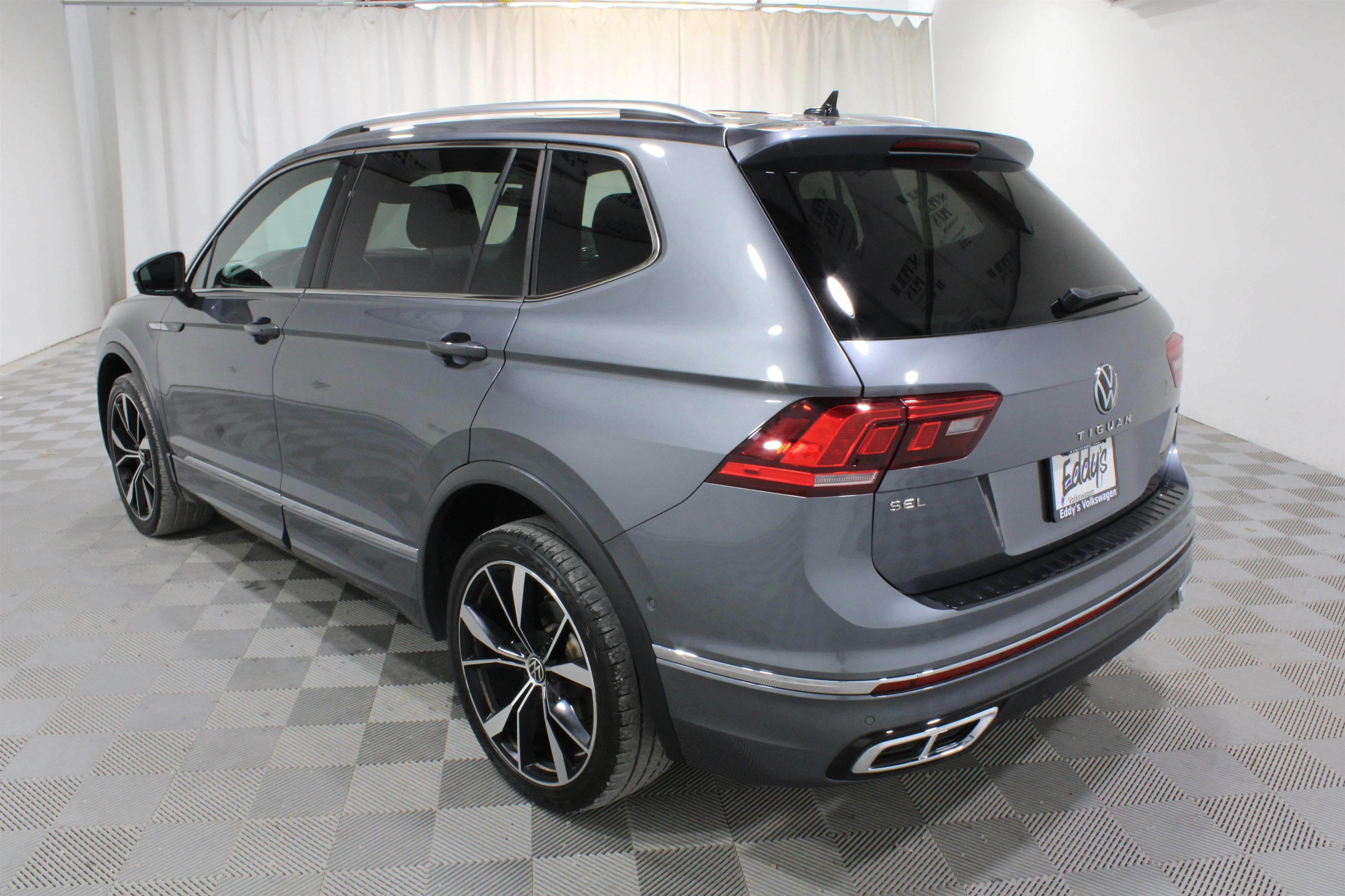 Used 2022 Gray Volkswagen SEL R-Line image 30