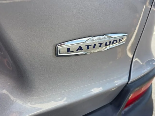 Used 2019 Silver Jeep Latitude image 11