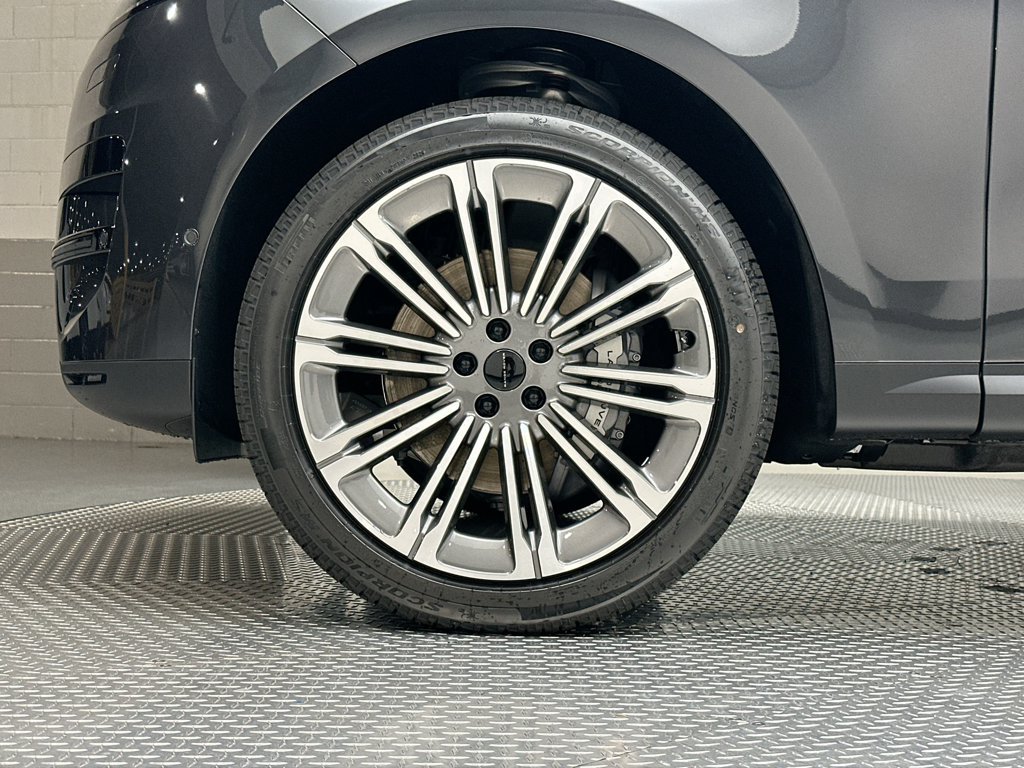 New 2027  Land Rover SE image 5