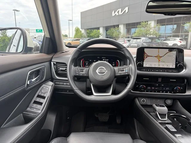 Used 2021 White Nissan Platinum image 3