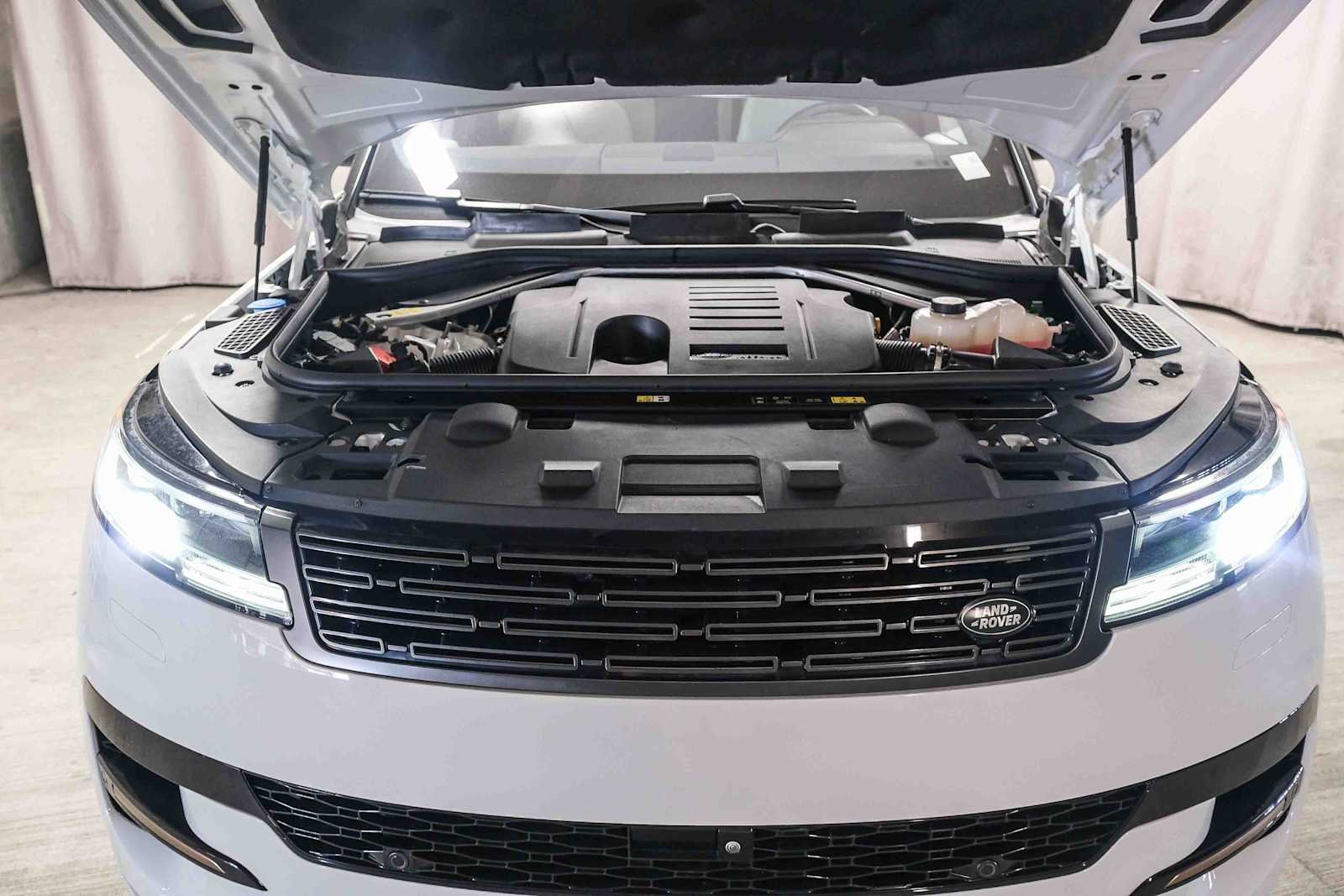Certified Used 2023 Fuji White Land Rover SE Dynamic image 26