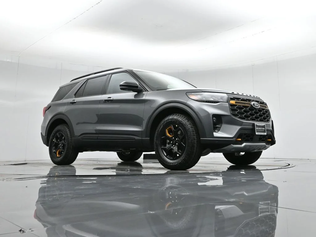 New 2026 Carbonized Gray Metallic Ford Tremor image 3