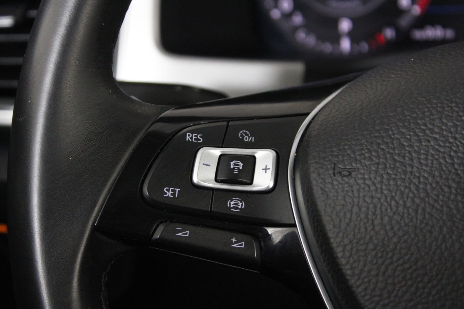 Used 2019 Blue Volkswagen SEL Premium image 21