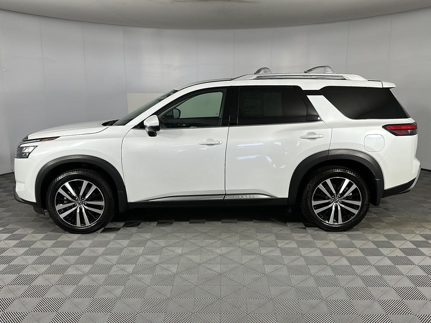 Certified Used 2025 Everest White Pearl Tricoat Nissan Platinum image 20