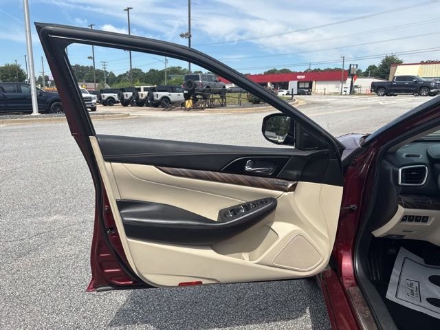 Used 2016 Red Nissan Platinum image 10