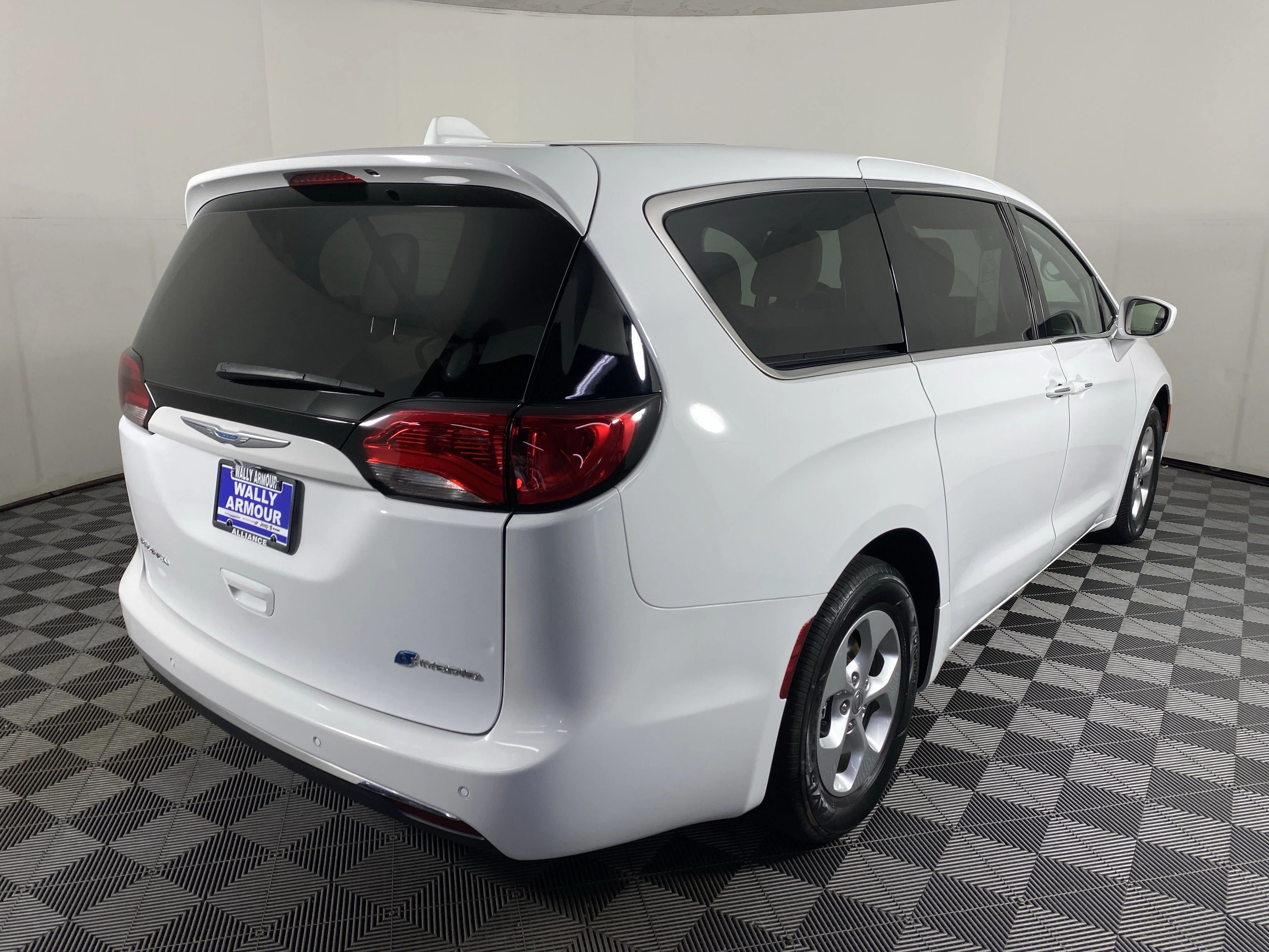 Used 2018 Bright White Clearcoat Chrysler Hybrid Touring Plus image 6