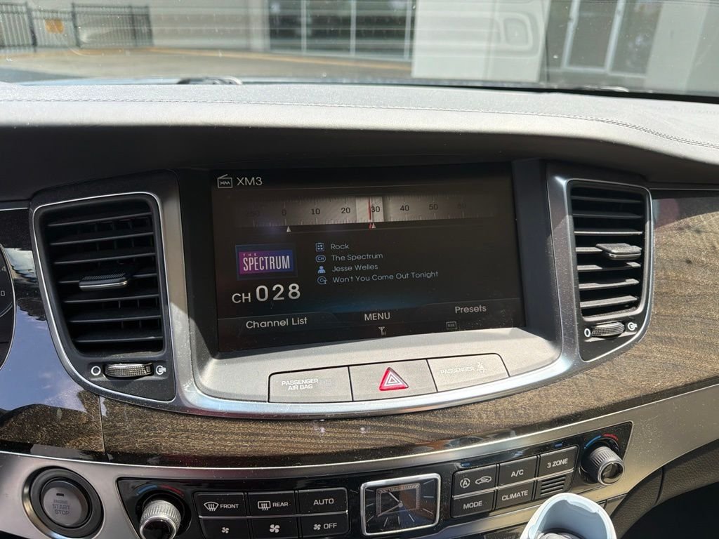 Used 2016 Black Hyundai Signature image 8