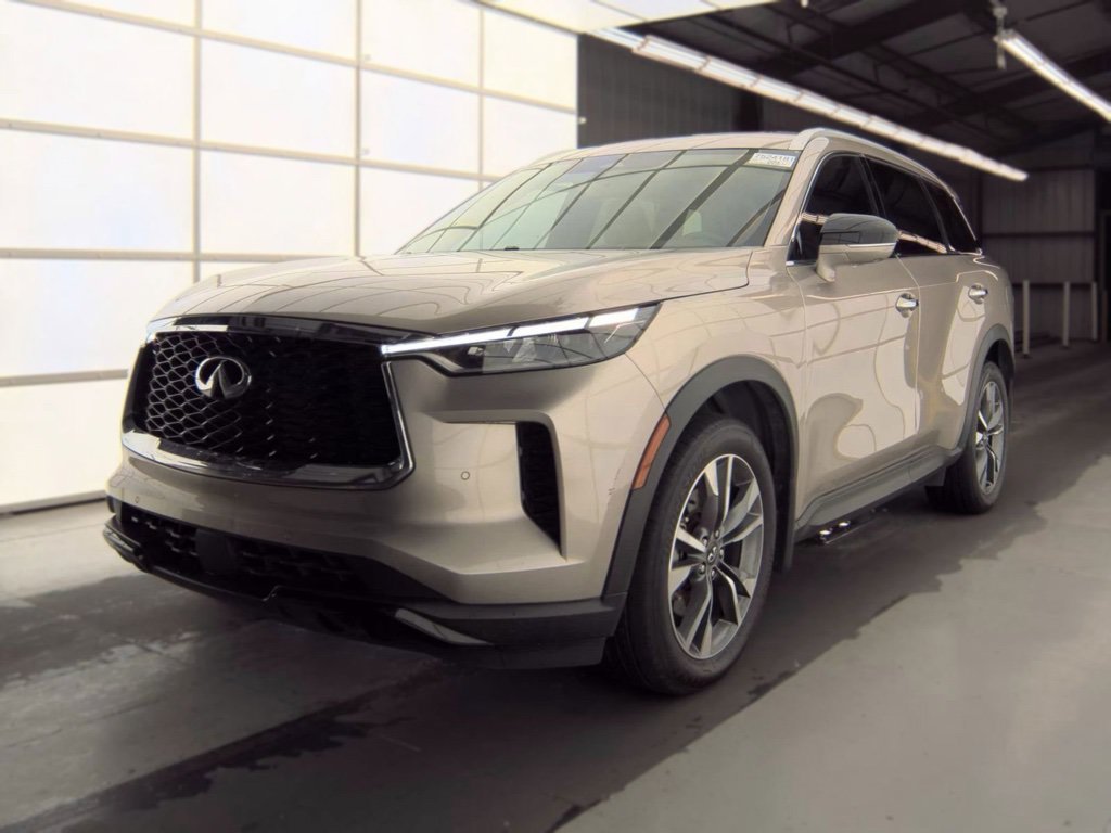Used 2024 Silver INFINITI LUXE image 1