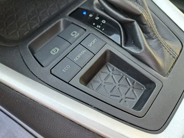 Certified Used 2020  Toyota XLE Premium image 21