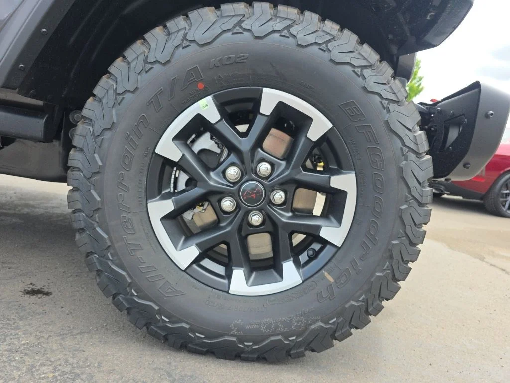 New 2026 Granite Crystal Metallic Clear-Coat Exterior Paint Jeep Rubicon image 9