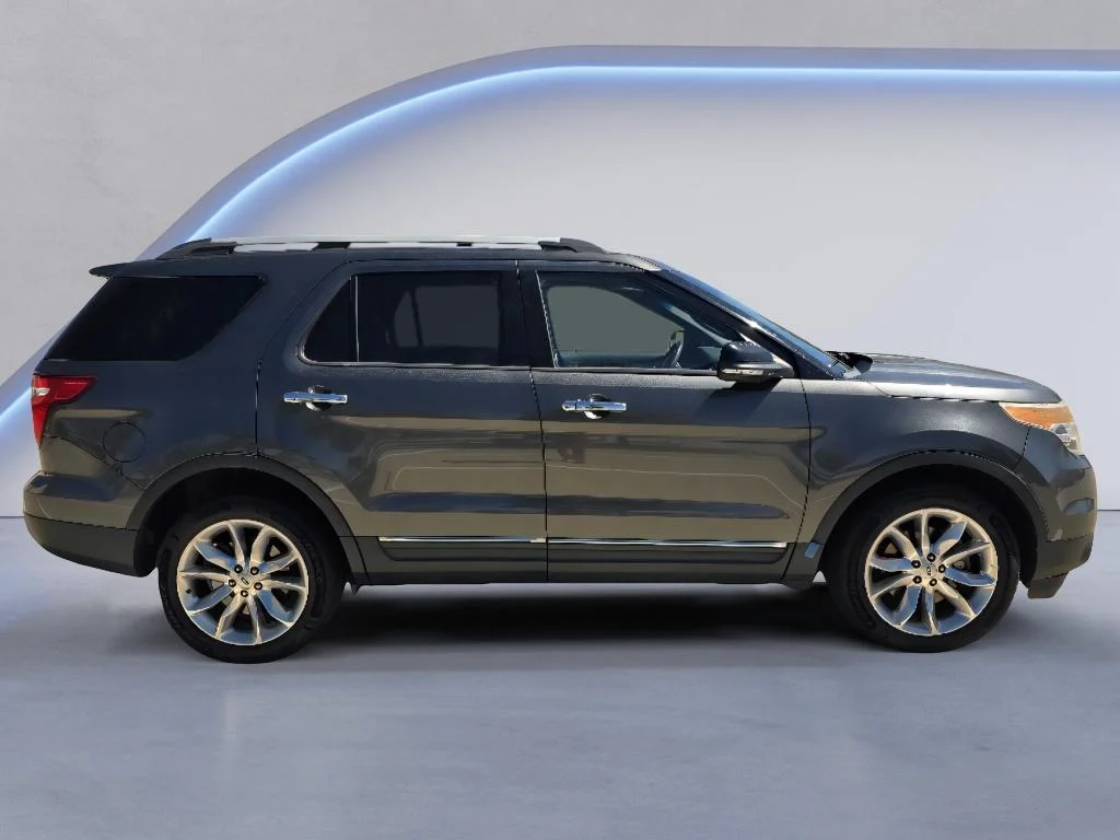Used 2015 Magnetic Metallic Ford XLT image 6