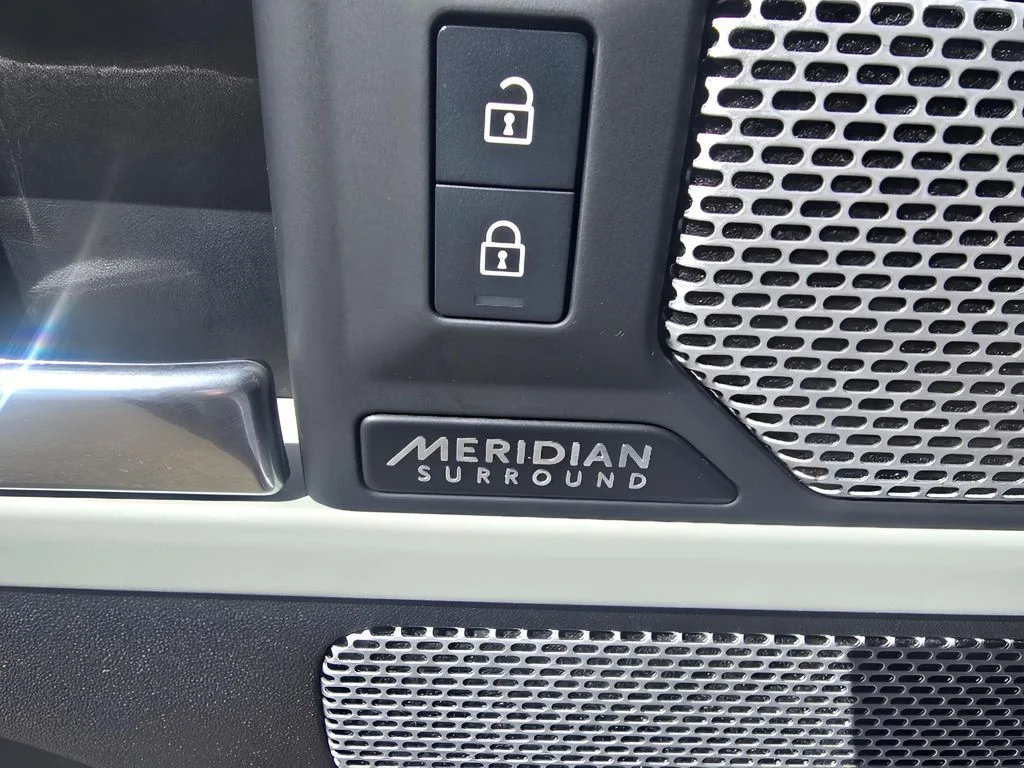 Used 2023 Fuji White Land Rover X-Dynamic SE image 24