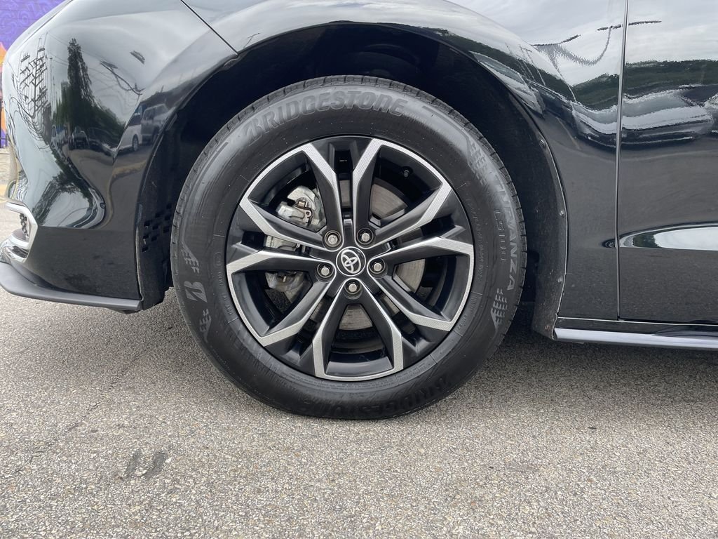 Used 2025 Black Toyota Platinum image 9