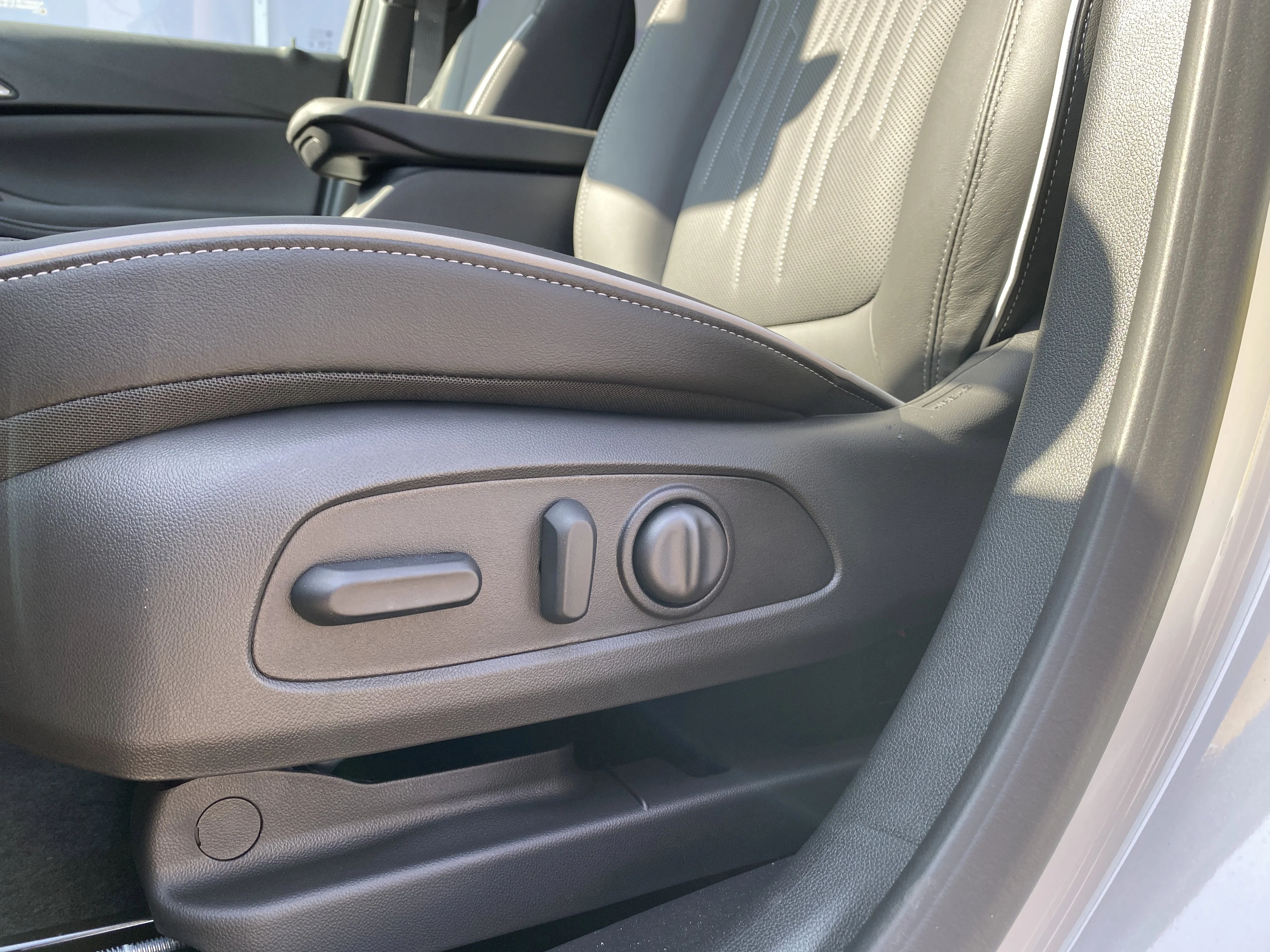 New 2026 WHITE FROST TRICOAT Buick Avenir image 27