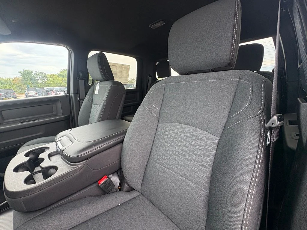 New 2025 Diamond Black Crystal Pearl-Coat Exterior Paint RAM Tradesman image 13